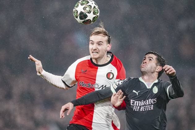 ROTTERDAM, 12-02-2025 , Stadium Feijenoord de Kuip , UEFA Champions League Knockout phase play-offs season 2024 2025 , match between Feyenoord and AC Milan , Feyenoord player Thomas Beelen, AC Milan player Christian Pulisic Feyenoord - AC Milan  x27830251x Copyright: