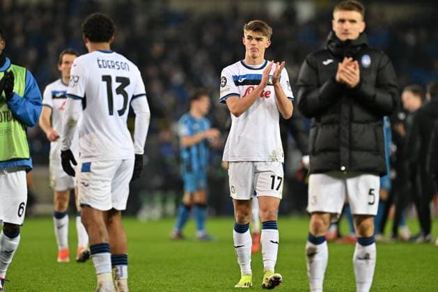 250212 Champions League Knock Out Club Brugge vs Atalanta Charles De Ketelaere (17) of Atalanta thanking the fans and supporters after a soccer game between Belgian Club Brugge KV and Italian Atalanta Bergamo in the UEFA Champions League Knockout phase play-offs leg 1 of the 2024-25 season, on Wednesday 12 February 2025 in Brugge , Belgium . photo Isosport David Catry Brugge Belgium  Copyright: xDavidxCatryx 20250212DC2_3185