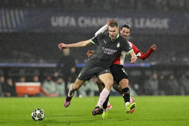 ROTTERDAM - (l-r) Strahinja PavloviÄÂ‡ of AC Milan,Anis Hadj Moussa of Feyenoord during the UEFA Champions League playoff match between Feyenoord and AC Milan at Feyenoord Stadion de Kuip on Feb. 12, 2025 in Rotterdam, Netherlands. ANP OLAF CRACK UEFA Champions League 2024 25 League Knockout Play-off First Leg 2024 25 xVIxANPxSportx xxANPxIVx 519823471 originalFilename: 519823471.jpg