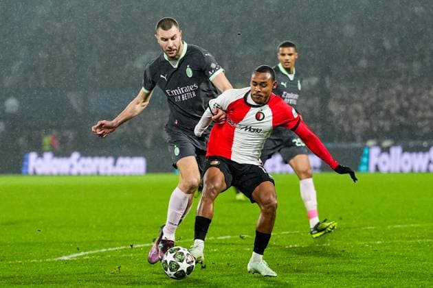 UEFA Champions League: Feyenoord v AC Milan Rotterdam - Strahinja Pavlovic of AC Milan, Igor Paixao of Feyenoord during the 1st leg of the knockout phase play-offs of new format of the Champions League 2024 2025. The match is set between Feyenoord and AC Milan at Stadion Feijenoord De Kuip on 12 February 2025 in Rotterdam, The Netherlands. Copyright: xTomxBodex