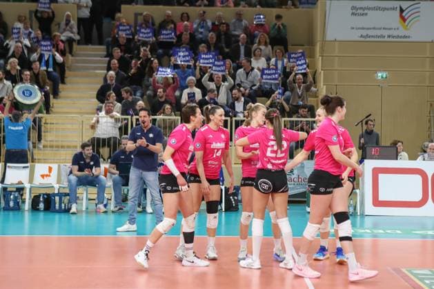 Wiesbaden, Germany February 12, 2025 1 VBL Women 2024 2025 VC Wiesbaden vs Allianz MTV Stuttgart In the picture the players of VC Wiesbaden, Mein Block, Halle am Platz der deutschen Ein Berlin Copyright: xFotostandx xUlrichxScherbaumx