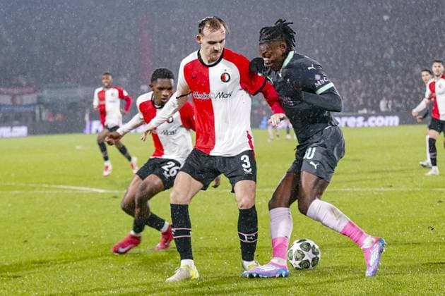 ROTTERDAM, 12-02-2025 , Stadium Feijenoord de Kuip , UEFA Champions League Knockout phase play-offs season 2024 2025 , match between Feyenoord and AC Milan , Feyenoord player Thomas Beelen and AC Milan player Rafael Leao Feyenoord - AC Milan  x27830518x Copyright: