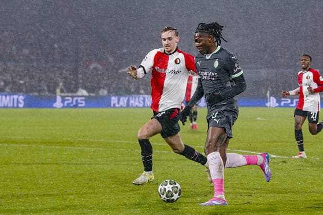 ROTTERDAM, 12-02-2025 , Stadium Feijenoord de Kuip , UEFA Champions League Knockout phase play-offs season 2024 2025 , match between Feyenoord and AC Milan , AC Milan player Rafael Leao and Feyenoord player Thomas Beelen Feyenoord - AC Milan  x27830546x Copyright: