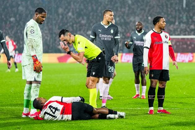 UEFA Champions League: Feyenoord v AC Milan Rotterdam - AC Milan goalkeeper Mike Maignan, Igor Paixao of Feyenoord, Referee Jose Maria Sanchez during the 1st leg of the knockout phase play-offs of new format of the Champions League 2024 2025. The match is set between Feyenoord and AC Milan at Stadion Feijenoord De Kuip on 12 February 2025 in Rotterdam, The Netherlands. Copyright: xYannickxVerhoevenx