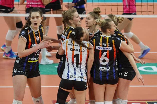 Wiesbaden, Germany February 12, 2025 1 VBL Women 2024 2025 VC Wiesbaden vs Allianz MTV Stuttgart In the picture the players from Allianz MTV Stuttgart, cheers, joy, hall at the Platz der deutschen Ein Berlin Copyright: xFotostandx xUlrichxScherbaumx