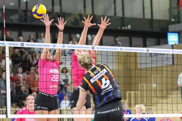 Wiesbaden, Germany February 12, 2025 1 VBL Women 2024 2025 VC Wiesbaden vs Allianz MTV Stuttgart In the picture Ana Marija Jonjev VC Wiesbaden, 22 , Antonia Stautz Allianz MTV Stuttgart, 6 , Halle am Platz der deutschen Ein Berlin Copyright: xFotostandx xUlrichxScherbaumx
