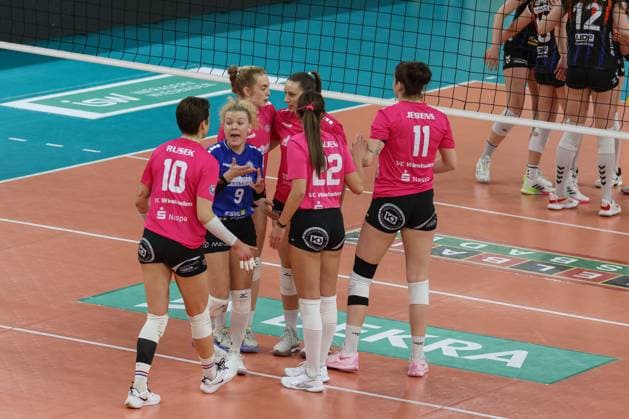 Wiesbaden, Germany February 12, 2025 1 VBL Women 2024 2025 VC Wiesbaden vs Allianz MTV Stuttgart In the picture the players of VC Wiesbaden, discussing a point, hall at the Platz der deutschen Ein Berlin Copyright: xFotostandx xUlrichxScherbaumx