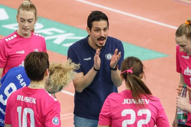 Wiesbaden, Germany February 12, 2025 1 VBL Women 2024 2025 VC Wiesbaden vs Allianz MTV Stuttgart In the picture Tigin Yaglioglu coach VC Wiesbaden , claps his hands, hall at Platz der deutschen Ein Berlin Copyright: xFotostandx xUlrichxScherbaumx