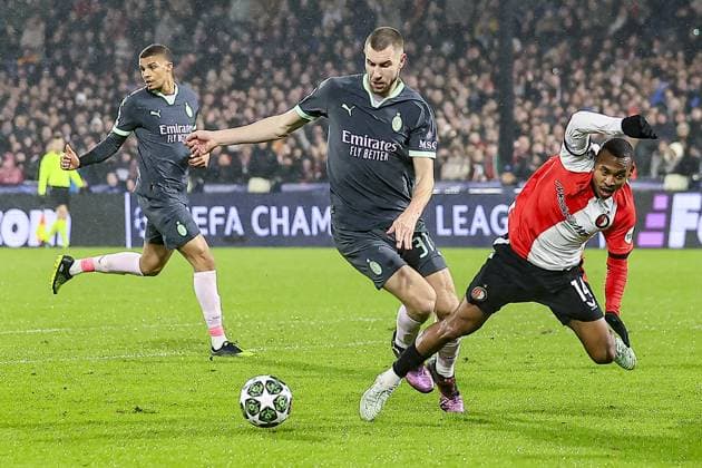 ROTTERDAM, 12-2-2025, Stadium de Kuip, Champions League, 2024 2025, Feyenoord - AC Milan, Feyenoord player Igor Paixao and AC Milan player Strahinja Pavlovic Feyenoord - AC Milan  x27830899x Copyright: