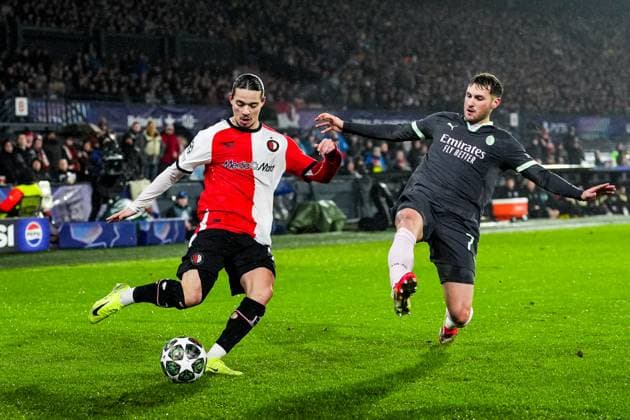 UEFA Champions League: Feyenoord v AC Milan Rotterdam - Anis Hadj Moussa of Feyenoord, Santiago Gimenez of AC Milan during the 1st leg of the knockout phase play-offs of new format of the Champions League 2024 2025. The match is set between Feyenoord and AC Milan at Stadion Feijenoord De Kuip on 12 February 2025 in Rotterdam, The Netherlands. Copyright: xTomxBodex