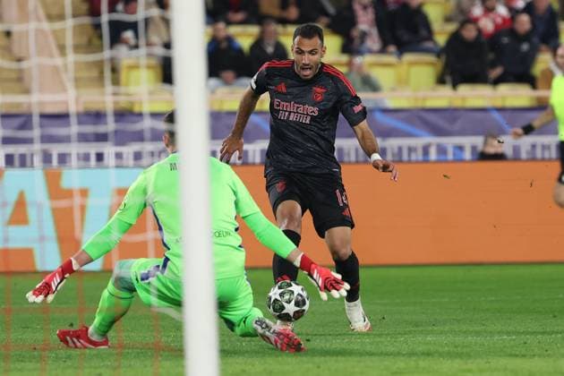 Monaco on February 12, 2025 Uefa Champions League Knockout phase play offs, 1st leg AS Monaco SL Benfica, goalkeeper, goalkeeper RadosÅaw Majecki AS Monaco , Vangelis Pavlidis S L Benfica scores the goal to 0 1 Copyright: JoaquimxFerreira
