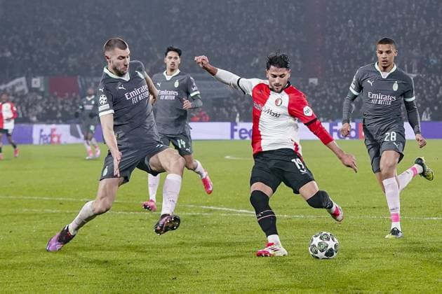 ROTTERDAM, 12-02-2025 , Stadium Feijenoord de Kuip , UEFA Champions League Knockout phase play-offs season 2024 2025 , match between Feyenoord and AC Milan , Feyenoord player Julian Carranza and AC Milan player Strahinja Pavlovic Feyenoord - AC Milan  x27831524x Copyright: