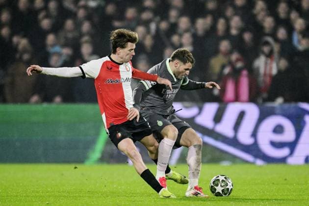 ROTTERDAM - (l-r) Gijs Smal of Feyenoord, Santiago Gimo nez of AC Milan during the UEFA Champions League playoff match between Feyenoord and AC Milan at Feyenoord Stadion de Kuip on Feb. 12, 2025 in Rotterdam, Netherlands. ANP OLAF CRACK UEFA Champions League 2024 25 League Knockout Play-off First Leg 2024 25 xVIxANPxSportx xxANPxIVx 519827401 originalFilename: 519827401.jpg
