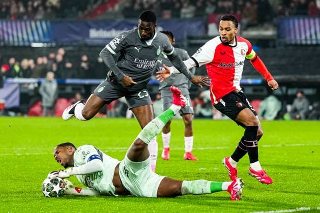 UEFA Champions League: Feyenoord v AC Milan Rotterdam - AC Milan goalkeeper Mike Maignan, Fikayo Tomori of AC Milan, Quinten Timber of Feyenoord during the 1st leg of the knockout phase play-offs of new format of the Champions League 2024 2025. The match is set between Feyenoord and AC Milan at Stadion Feijenoord De Kuip on 12 February 2025 in Rotterdam, The Netherlands. Copyright: xYannickxVerhoevenx