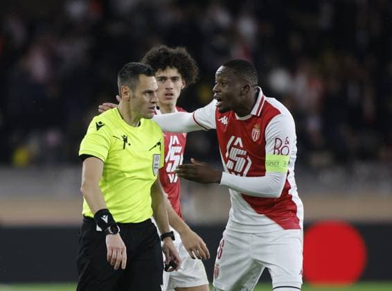 Refree Maurizio Mariani of Italy sand Denis Zakaria of AS Monaco during the Uefa Champions League first leg play offâ??s, football match between AS Monaco and SL Benfica. On 12 February 2025 at Louis II Stadium, Monaco. Photo Nderim Kaceli.  Copyright: xNderimxKaceli IPAxSportx xipa-agency.netx xx IPA_53988951 IPA_Agency_IPA53988951