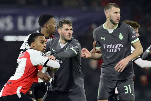 ROTTERDAM - (l-r) Quinten Timber of Feyenoord, Santiago Gimo nez of AC Milan, Strahinja PavloviÄÂ‡ of AC Milan during the UEFA Champions League playoff match between Feyenoord and AC Milan at Feyenoord Stadion de Kuip on Feb. 12, 2025 in Rotterdam, Netherlands. ANP OLAF CRACK UEFA Champions League 2024 25 League Knockout Play-off First Leg 2024 25 xVIxANPxSportx xxANPxIVx 519828143 originalFilename: 519828143.jpg