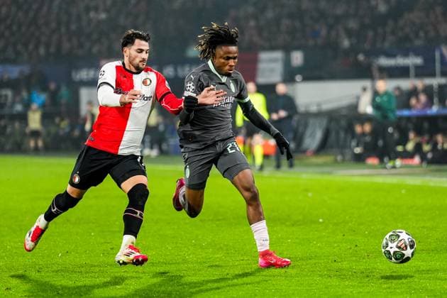 UEFA Champions League: Feyenoord v AC Milan Rotterdam - Julian Carranza of Feyenoord, Samuel Chukwueze of AC Milan during the 1st leg of the knockout phase play-offs of new format of the Champions League 2024 2025. The match is set between Feyenoord and AC Milan at Stadion Feijenoord De Kuip on 12 February 2025 in Rotterdam, The Netherlands. Copyright: xTomxBodex