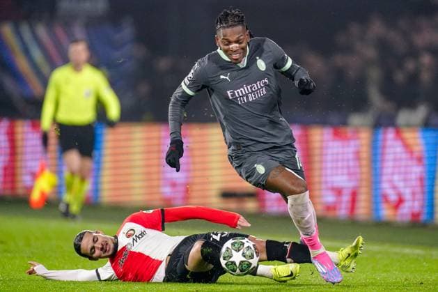Sport Bilder des Tages 2025-02-12 Feyenoord v AC Milan - UEFA Champions League 2024 25 League Knockout Play-off First Leg ROTTERDAM, NETHERLANDS - FEBRUARY 12: Anis Hadj Moussa of Feyenoord battles for possession with Rafael Leao of AC Milan during the UEFA Champions League 2024 25 League Knockout Play-off First Leg match between Feyenoord and AC Milan at Stadion Feijenoord on February 12, 2025 in Rotterdam, Netherlands. Rotterdam Stadion Feijenoord Netherlands Content not available for redistribution in The Netherlands directly or indirectly through any third parties. Copyright: xJorisxVerwijstx