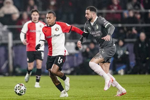 ROTTERDAM, 12-02-2025 , Stadium Feijenoord de Kuip , UEFA Champions League Knockout phase play-offs season 2024 2025 , match between Feyenoord and AC Milan , Feyenoord player Igor Paixao and AC Milan player Kyle Walker Feyenoord - AC Milan  x27832576x Copyright: