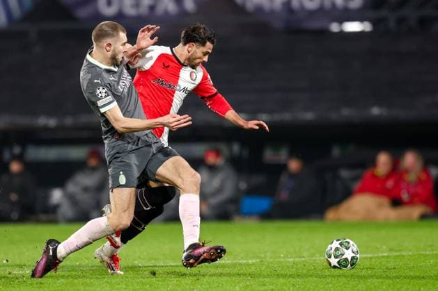 2025-02-12 Feyenoord v AC Milan - UEFA Champions League 2024 25 League Knockout Play-off First Leg ROTTERDAM, NETHERLANDS - FEBRUARY 12: Julian Carranza of Feyenoord battles for possession with Strahinja Pavlovic of AC Milan during the UEFA Champions League 2024 25 League Knockout Play-off First Leg match between Feyenoord and AC Milan at Stadion Feijenoord on February 12, 2025 in Rotterdam, Netherlands. Rotterdam Stadion Feijenoord Netherlands Content not available for redistribution in The Netherlands directly or indirectly through any third parties. Copyright: xPieterxvanxderxWoudex
