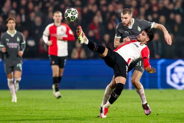 2025-02-12 Feyenoord v AC Milan - UEFA Champions League 2024 25 League Knockout Play-off First Leg ROTTERDAM, NETHERLANDS - FEBRUARY 12: Julian Carranza of Feyenoord battles for possession with Strahinja Pavlovic of AC Milan during the UEFA Champions League 2024 25 League Knockout Play-off First Leg match between Feyenoord and AC Milan at Stadion Feijenoord on February 12, 2025 in Rotterdam, Netherlands. Rotterdam Stadion Feijenoord Netherlands Content not available for redistribution in The Netherlands directly or indirectly through any third parties. Copyright: xPieterxvanxderxWoudex