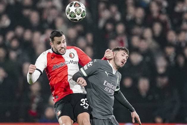 ROTTERDAM, 12-02-2025 , Stadium Feijenoord de Kuip , UEFA Champions League Knockout phase play-offs season 2024 2025 , match between Feyenoord and AC Milan , Feyenoord player David Hancko and AC Milan player Santiago Gimenez Feyenoord - AC Milan  x27832655x Copyright: