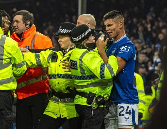 Bilder des Jahres 2025, Sport 02 Februar Sport Themen der Woche KW07 Sport Bilder des Tages Football - FA Premier League - Everton FC v Liverpool FC LIVERPOOL, ENGLAND - Wednesday, February 12, 2025: Players clash after the FA Premier League match between Everton FC and Liverpool FC, the 245th Merseyside Derby and the last one at Goodison Park. (Photo by David Rawcliffe Propaganda) LIVERPOOL Goodison Park MERSEYSIDE ENGLAND  Copyright: xDavidxRawcliffex P2025-02-12-Everton_Liverpool-85