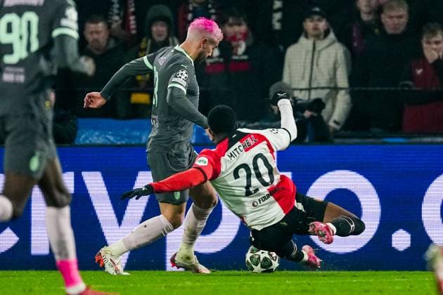 UEFA Champions League: Feyenoord v AC Milan Rotterdam - Theo Hernandez of AC Milan, Jeyland Mitchell of Feyenoord during the 1st leg of the knockout phase play-offs of new format of the Champions League 2024 2025. The match is set between Feyenoord and AC Milan at Stadion Feijenoord De Kuip on 12 February 2025 in Rotterdam, The Netherlands. Copyright: xTomxBodex