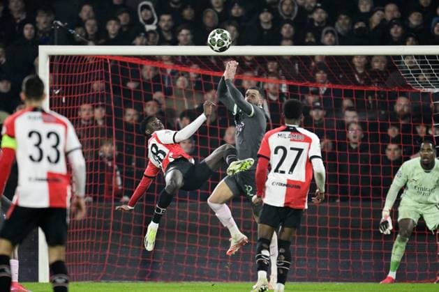ROTTERDAM - (l-r) Ibrahim Osman of Feyenoord, Kyle Walker of AC Milan during the UEFA Champions League playoff match between Feyenoord and AC Milan at Feyenoord Stadion de Kuip on Feb. 12, 2025 in Rotterdam, Netherlands. ANP OLAF CRACK UEFA Champions League 2024 25 League Knockout Play-off First Leg 2024 25 xVIxANPxSportx xxANPxIVx 519830544 originalFilename: 519830544.jpg