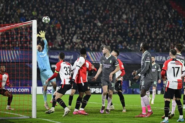 ROTTERDAM - (l-r) Feyenoord goalkeeper Timon Wellenreuther, David Hancko of Feyenoord, Jeyland Mitchell of Feyenoord, Strahinja PavloviÄÂ‡ of AC Milan during the UEFA Champions League playoff match between Feyenoord and AC Milan at Feyenoord Stadion de Kuip on Feb. 12, 2025 in Rotterdam, Netherlands. ANP OLAF CRACK UEFA Champions League 2024 25 League Knockout Play-off First Leg 2024 25 xVIxANPxSportx xxANPxIVx 519830618 originalFilename: 519830618.jpg