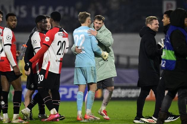 ROTTERDAM - (l-r) Feyenoord goalkeeper Timon Wellenreuther, Santiago Gimo nez of AC Milan during the UEFA Champions League playoff match between Feyenoord and AC Milan at Feyenoord Stadium de Kuip on Feb. 12, 2025 in Rotterdam, Netherlands. ANP OLAF CRACK UEFA Champions League 2024 25 League Knockout Play-off First Leg 2024 25 xVIxANPxSportx xxANPxIVx 519831695 originalFilename: 519831695.jpg