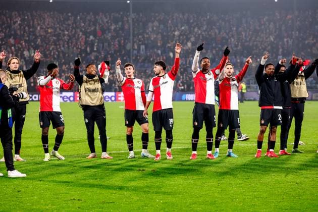 2025-02-12 Feyenoord v AC Milan - UEFA Champions League 2024 25 League Knockout Play-off First Leg ROTTERDAM, NETHERLANDS - FEBRUARY 12: Players of Feyenoord celebrating their sides win and thanking fans for their support, Hugo Bueno of Feyenoord, Julian Carranza of Feyenoord, Luka Ivanusec of Feyenoord during the UEFA Champions League 2024 25 League Knockout Play-off First Leg match between Feyenoord and AC Milan at Stadion Feijenoord on February 12, 2025 in Rotterdam, Netherlands. Rotterdam Stadion Feijenoord Netherlands Content not available for redistribution in The Netherlands directly or indirectly through any third parties. Copyright: xPieterxvanxderxWoudex