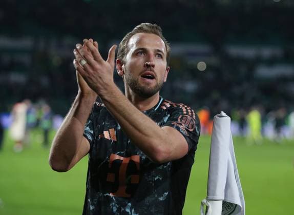 . - Celtic v Bayern Munchen, UEFA Champions League, Knockout Play-off first leg, Celtic Park Stadium, Glasgow, Scotland - 12th February 2025. Daniel Weir Crystal Pix Harry Kane of Bayern Munich applauds the Bayern Munich fans after the 2-1 victory. - Celtic v Bayern Munchen, UEFA Champions League, Knockout Play-off first leg, Celtic Park Stadium, Glasgow, Scotland - 12th February 2025. Daniel Weir Crystal Pix Glasgow Celtic Park Stadium Scotland Copyright: xDanielxWeirx CP_Celtic_Munich_50