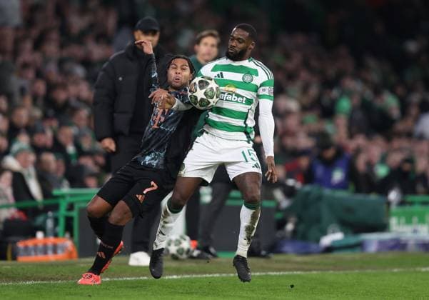 . - Celtic v Bayern Munchen, UEFA Champions League, Knockout Play-off first leg, Celtic Park Stadium, Glasgow, Scotland - 12th February 2025. Daniel Weir Crystal Pix Serge Gnabry of Bayern Munich battles Jeffrey Schlupp of Celtic. - Celtic v Bayern Munchen, UEFA Champions League, Knockout Play-off first leg, Celtic Park Stadium, Glasgow, Scotland - 12th February 2025. Daniel Weir Crystal Pix Glasgow Celtic Park Stadium Scotland Copyright: xDanielxWeirx CP_Celtic_Munich_91