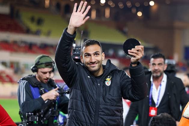 Monaco on February 12, 2025 Uefa Champions League Knockout phase play offs, 1st leg AS Monaco SL Benfica, Vangelis Pavlidis S L Benfica Man of The Match thanks the fans, thanks, thanks team after the match, after the match thanks the fans, applauds the fans Copyright: JoaquimxFerreira