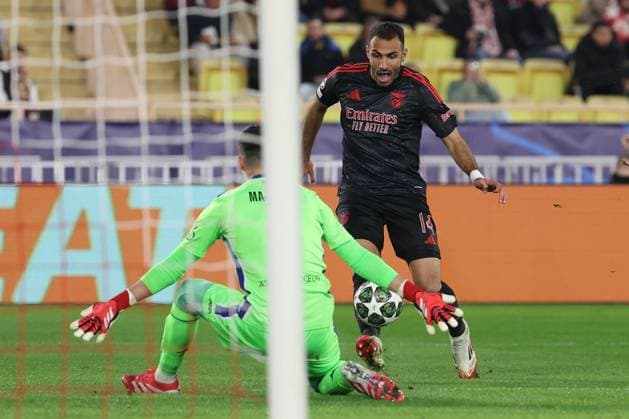 Monaco on February 12, 2025 Uefa Champions League Knockout phase play offs, 1st leg AS Monaco SL Benfica, goalkeeper, goalkeeper RadosÅaw Majecki AS Monaco , Vangelis Pavlidis S L Benfica scores the goal to 0 1 Copyright: JoaquimxFerreira
