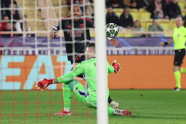 Monaco on February 12, 2025 Uefa Champions League Knockout phase play offs, 1st leg AS Monaco SL Benfica, goalkeeper, goalkeeper RadosÅaw Majecki AS Monaco , Vangelis Pavlidis S L Benfica scores the goal to 0 1 Copyright: JoaquimxFerreira