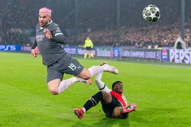 Sport Bilder des Tages 2025-02-12 Feyenoord v AC Milan - UEFA Champions League 2024 25 League Knockout Play-off First Leg ROTTERDAM, NETHERLANDS - FEBRUARY 12: Jeyland Mitchell of Feyenoord battles for the ball with Theo Hernandez of AC Milan during the UEFA Champions League 2024 25 League Knockout Play-off First Leg match between Feyenoord and AC Milan at Stadion Feijenoord on February 12, 2025 in Rotterdam, Netherlands. Rotterdam Stadion Feijenoord Netherlands Content not available for redistribution in The Netherlands directly or indirectly through any third parties. Copyright: xJorisxVerwijstx