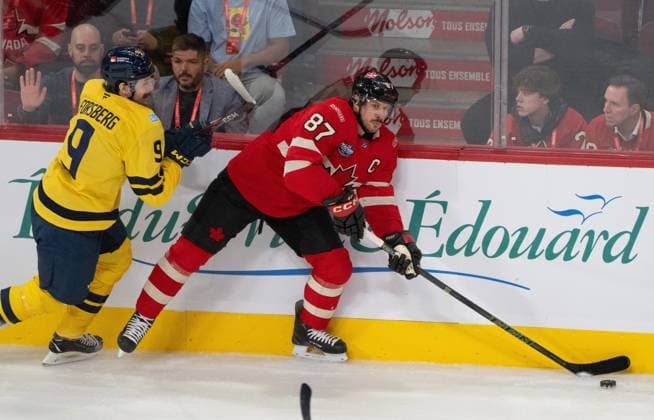 February 12, 2025, Montreal, Pq, CANADA: Canada forward Sidney Crosby (87) brings up the puck past Sweden forward Filip Forsberg (9) during first period 4 Nations Face-Off hockey action in Montreal on Wednesday, Feb. 12, 2025. Canada News - February 12, 2025  - ZUMAc35_ 20250212_zaf_c35_108 Copyright: xChristinnexMuschix