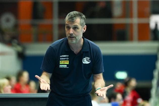 Laszlo Hollosy Head Coach VfB Suhl Lotto Thueringen Dresdner SC vs VfB Suhl Lotto Thueringen, 1 Volleyball Bundesliga Women, Season 2024 2025, 12 02 2025 Dresdner SC vs VfB Suhl Lotto Thueringen, 1 Volleyball Bundesliga Women, Season 2024 2025, 12 02 2025 Dresden Copyright: xEibner-Pressefoto xHoepnerx EP_PHR