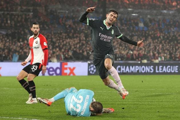 (250213) -- ROTTERDAM, Feb. 13, 2025 -- AC Milan s Christian Pulisic (R) vies with Feyenoord s goalkeeper Timon Wellenreuther (C) during the UEFA Champions League Knockout phase play-off 1st leg football match between Feyenoord and AC Milan in Rotterdam, the Netherlands, Feb. 12, 2025. ) (SP)THE NETHERLANDS-ROTTERDAM-FOOTBALL-UEFA CHAMPIONS LEAGUE-FEYENOORD VS AC MILAN ZhaoxDingzhe 