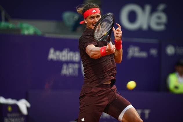 Argentina Open Tenis ATP, Tennis Herren Germany s Alexander Zverev returns the ball to Serbia s Dusan Lajovic during an Argentina Open ATP round of 16 tennis match at Guillermo Vilas Stadium in Buenos Aires, Argentina, on February 12, 2025. Buenos Aires Argentina  Copyright: xGabrielxSotelox originalFilename:sotelo-notitle250212_np1qu.jpg
