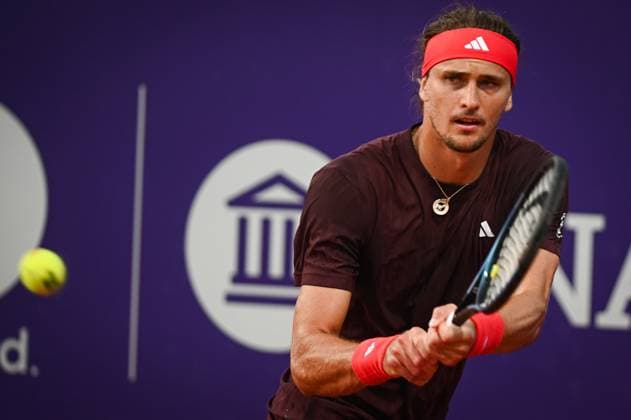 Argentina Open Tenis ATP, Tennis Herren Germany s Alexander Zverev returns the ball to Serbia s Dusan Lajovic during an Argentina Open ATP round of 16 tennis match at Guillermo Vilas Stadium in Buenos Aires, Argentina, on February 12, 2025. Buenos Aires Argentina  Copyright: xGabrielxSotelox originalFilename:sotelo-notitle250212_np4Zn.jpg
