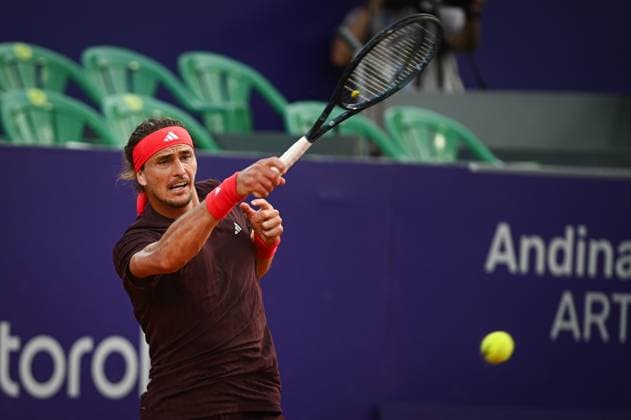Argentina Open Tenis ATP, Tennis Herren Germany s Alexander Zverev returns the ball to Serbia s Dusan Lajovic during an Argentina Open ATP round of 16 tennis match at Guillermo Vilas Stadium in Buenos Aires, Argentina, on February 12, 2025. Buenos Aires Argentina  Copyright: xGabrielxSotelox originalFilename:sotelo-notitle250212_npbKZ.jpg