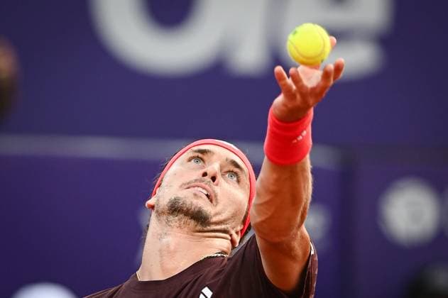 Argentina Open Tenis ATP, Tennis Herren Germany s Alexander Zverev returns the ball to Serbia s Dusan Lajovic during an Argentina Open ATP round of 16 tennis match at Guillermo Vilas Stadium in Buenos Aires, Argentina, on February 12, 2025. Buenos Aires Argentina  Copyright: xGabrielxSotelox originalFilename:sotelo-notitle250212_npjeg.jpg