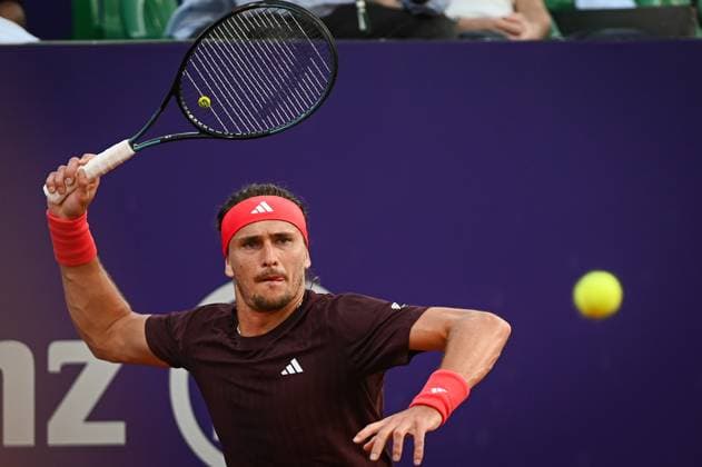 Argentina Open Tenis ATP, Tennis Herren Germany s Alexander Zverev returns the ball to Serbia s Dusan Lajovic during an Argentina Open ATP round of 16 tennis match at Guillermo Vilas Stadium in Buenos Aires, Argentina, on February 12, 2025. Buenos Aires Argentina  Copyright: xGabrielxSotelox originalFilename:sotelo-notitle250212_npNUy.jpg