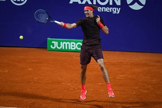 Argentina Open Tenis ATP, Tennis Herren Germany s Alexander Zverev returns the ball to Serbia s Dusan Lajovic during an Argentina Open ATP round of 16 tennis match at Guillermo Vilas Stadium in Buenos Aires, Argentina, on February 12, 2025. Buenos Aires Argentina  Copyright: xGabrielxSotelox originalFilename:sotelo-notitle250212_npOZA.jpg