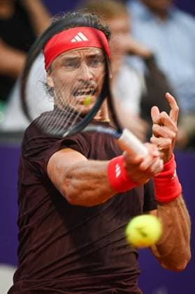 Argentina Open Tenis ATP, Tennis Herren Germany s Alexander Zverev returns the ball to Serbia s Dusan Lajovic during an Argentina Open ATP round of 16 tennis match at Guillermo Vilas Stadium in Buenos Aires, Argentina, on February 12, 2025. Buenos Aires Argentina  Copyright: xGabrielxSotelox originalFilename:sotelo-notitle250212_npWZK.jpg