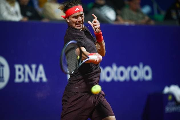 Argentina Open Tenis ATP, Tennis Herren Germany s Alexander Zverev returns the ball to Serbia s Dusan Lajovic during an Argentina Open ATP round of 16 tennis match at Guillermo Vilas Stadium in Buenos Aires, Argentina, on February 12, 2025. Buenos Aires Argentina  Copyright: xGabrielxSotelox originalFilename:sotelo-notitle250212_npDFL.jpg