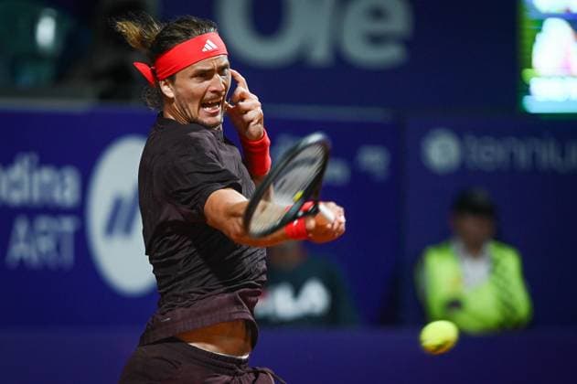 Argentina Open Tenis ATP, Tennis Herren Germany s Alexander Zverev returns the ball to Serbia s Dusan Lajovic during an Argentina Open ATP round of 16 tennis match at Guillermo Vilas Stadium in Buenos Aires, Argentina, on February 12, 2025. Buenos Aires Argentina  Copyright: xGabrielxSotelox originalFilename:sotelo-notitle250212_npaaa.jpg